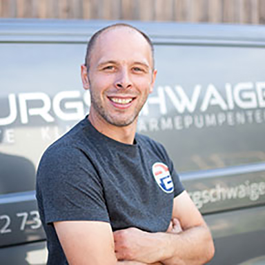 WEBgarten - Webdesign - Braunau | Porträt von Peter Burgschwaiger vor einem Firmenfahrzeug für die Website von Burgschwaiger Kälte- Klima- und Wärmepumpentechnik, ein Projekt von WEBgarten.