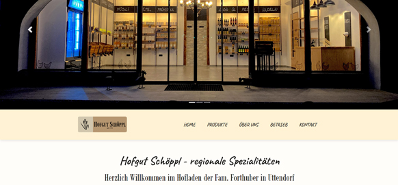 WEBgarten - Webdesign - Braunau | Referenz Webseite von Hofgut Schöppl in Uttendorf mit einer nächtlichen Ansicht des modernen Hofladens.